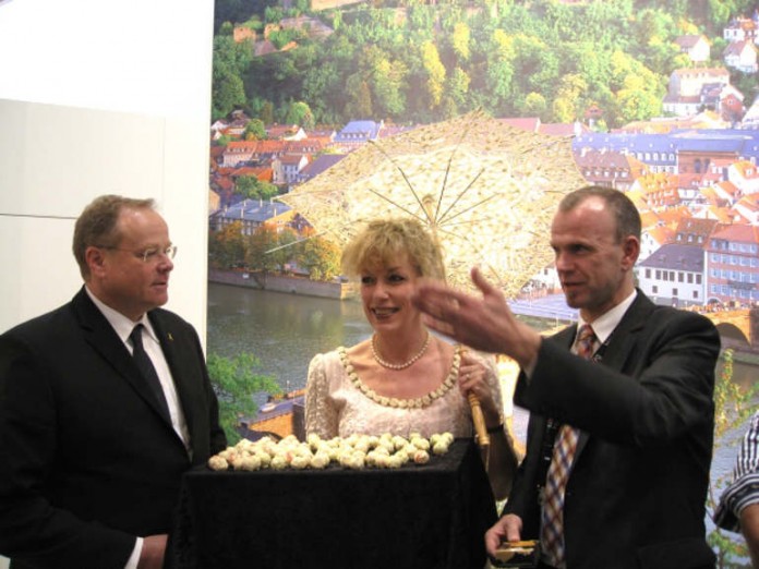 Bundesminister Dirk Niebel besucht den Heidelberg-Stand bei der ITB und wird von Marketingleiter Steffen Schmid und Gästeführerin Susanne Fiek begrüßt und informiert.